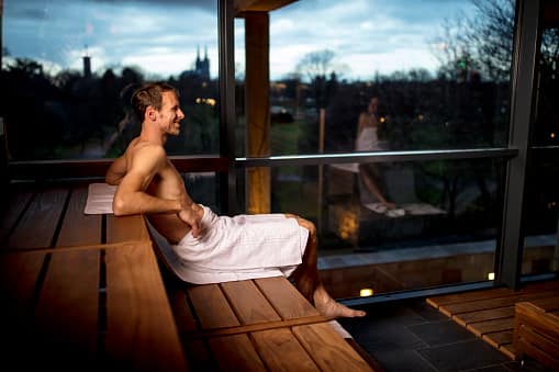 mężczyzna siedzący w saunie